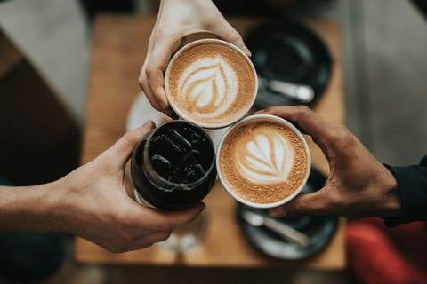 Secangkir kopi di atas meja