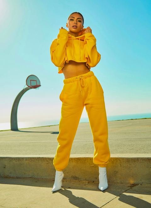 Model mengenakan busana streetwear